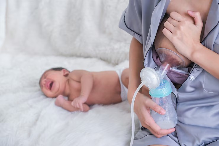 minum es saat menyusui, ibu menyusui minum es, bayi pilek karena es, fakta ibu menyusui dan es, tips minum es aman untuk busui, ASI dan minuman dingin, mitos busui minum es